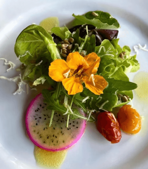 Salada com flores comestíveis