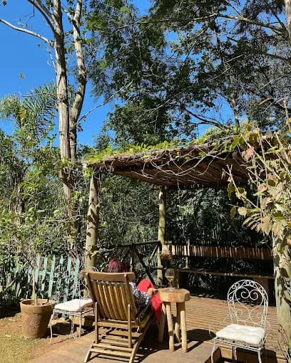 Cerimônia ao ar livre cercada pela natureza